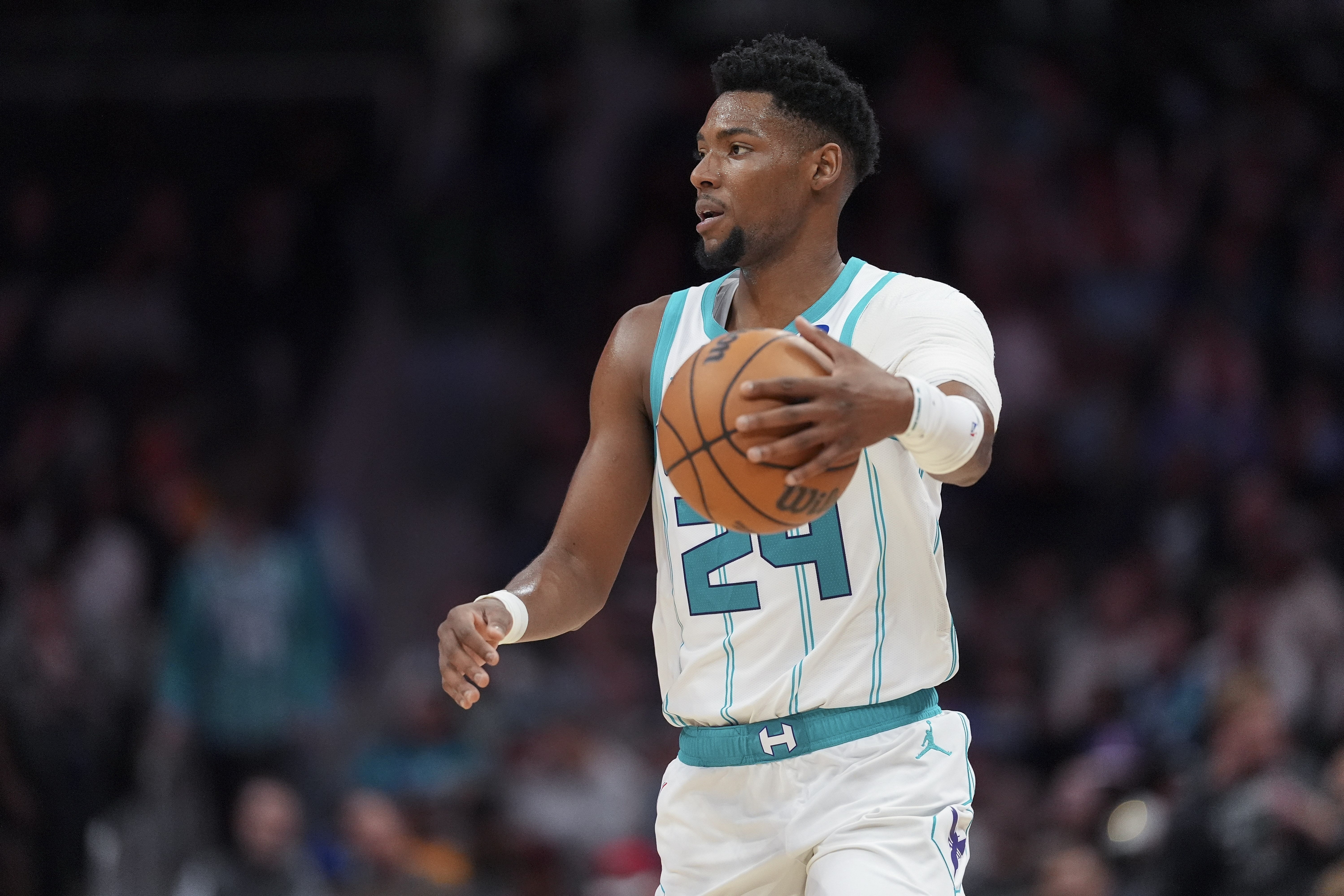 体育竞猜-手感好得多攻！布兰登·米勒打满首节 5中5&amp;三分3中3轰下16分！